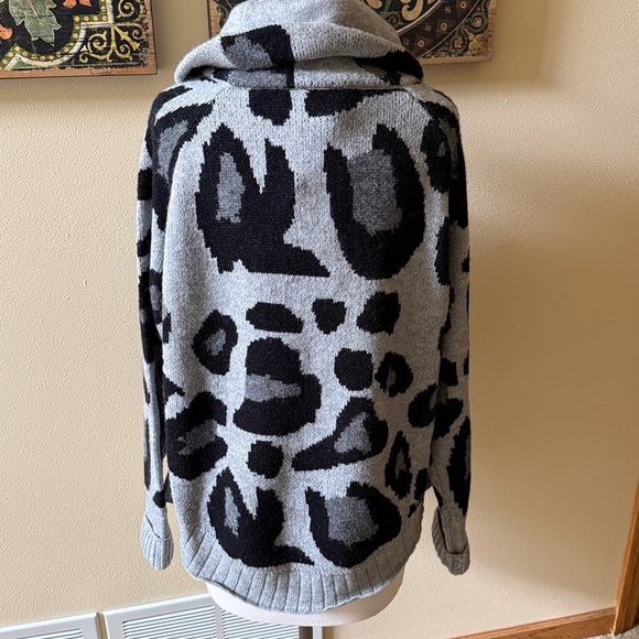 NWT size medium rain + rose gray & black cowl neck sweater - Picture 3 of 7